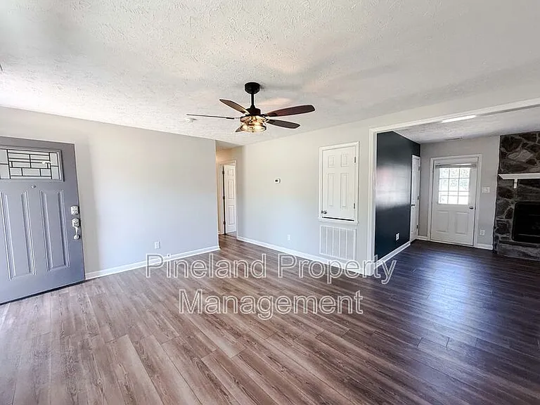 1690 Clairborne Dr — Photo 2