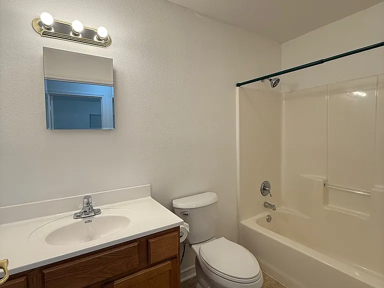 902 N Saint Marys St — Photo 3