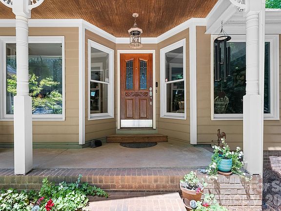 3rd image of 4093 Fairview Dr