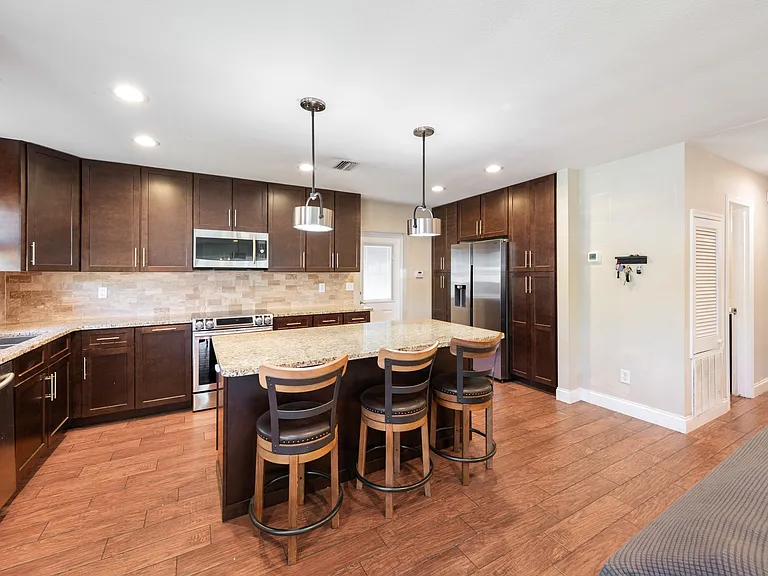 1211 Robin Rd — Photo 4