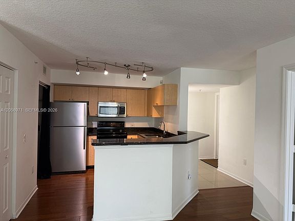5th image of 401 Villa Cir #401