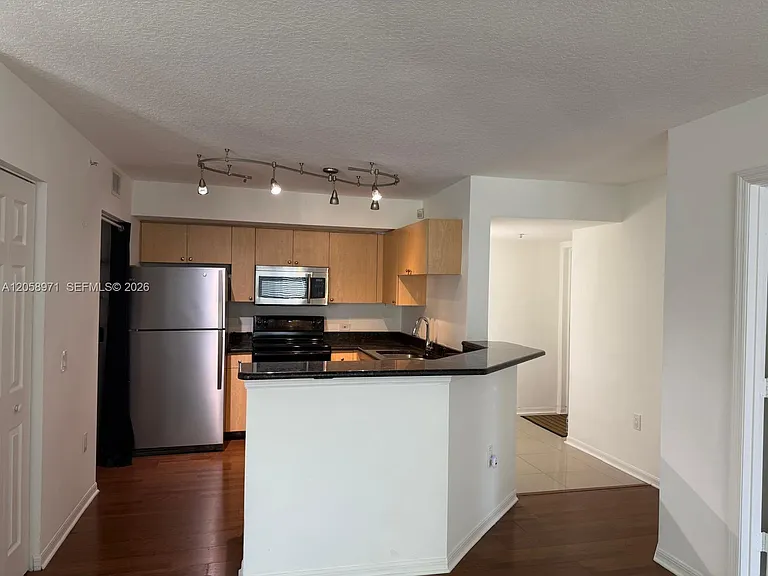 401 Villa Cir #401 — Photo 5