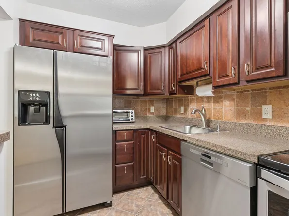 4975 Washington St #209, West Roxbury, MA 02132