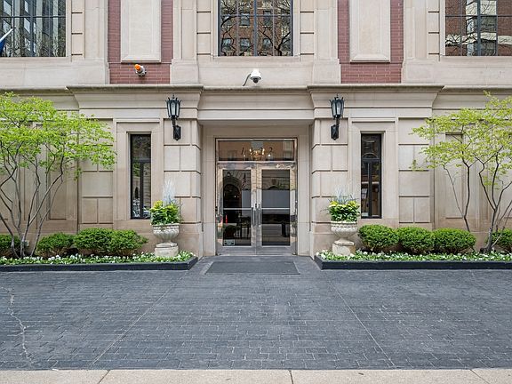 2nd image of 1122 N Dearborn St APT 10C