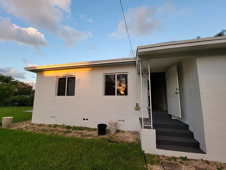 6515 NW 1st Pl — Photo 3