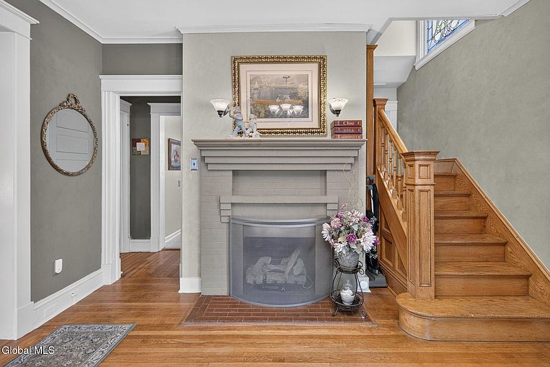 3rd image of 1071 Parkwood Boulevard