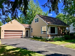 5831 Lakecrest Dr, Lake View, NY 14085