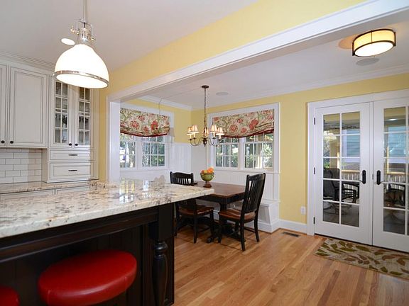 Eat-in kitchen
