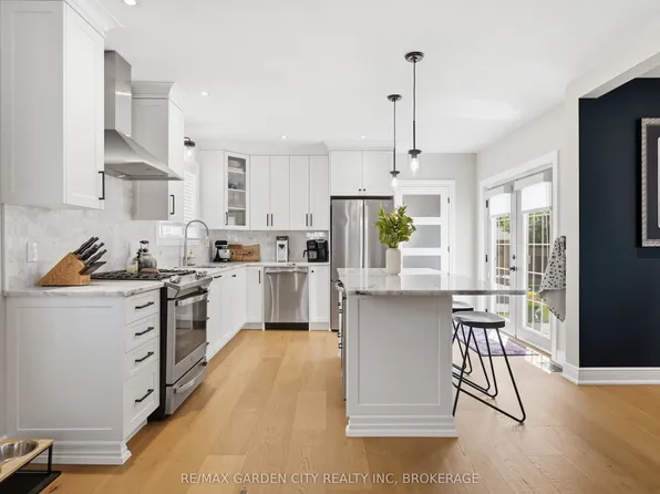 26 Carleton St N, Thorold, ON L2V 2A4