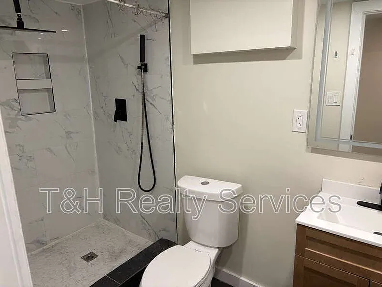 320 W 39th St — Photo 24