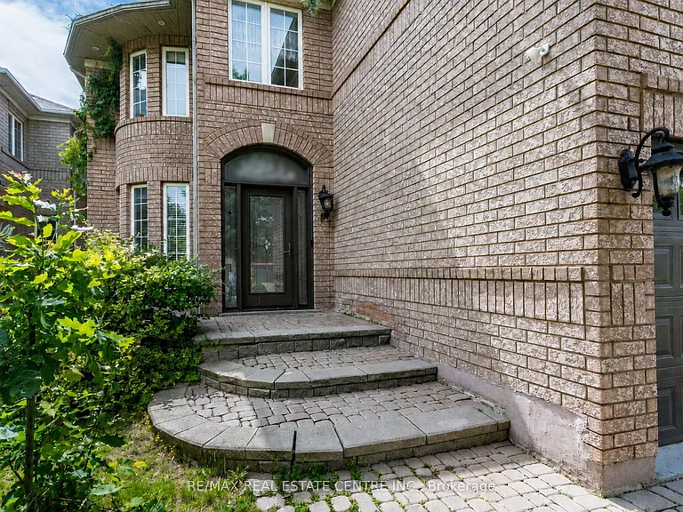 3339 Crompton Cres — Photo 3