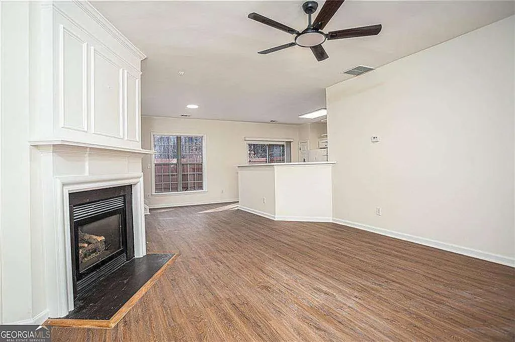 3 bed, 2.5 bath, 1414 sqft, $2,300 — Photo 2
