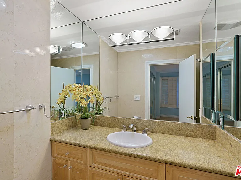 1131 Alta Loma Rd #602 — Photo 20