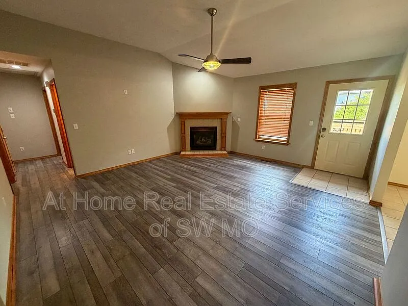 3 bed, 2.0 bath, 1306 sqft, $1,655 — Photo 2