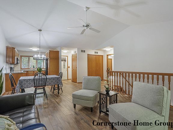 5th image of 3014 Kay Dr SE