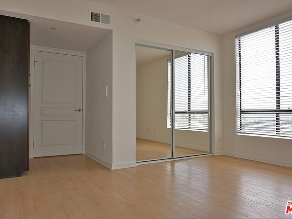 5th image of 7320 Hawthorn Ave APT 421