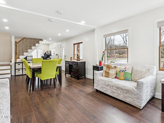 5th image of 505 W Farms Road