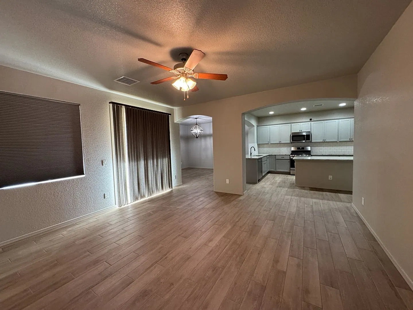 Beautiful 4 Bedroom 3 Bathroom House For Rent — Photo 3