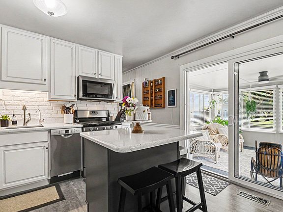 3rd image of 305 W Indiana Ave