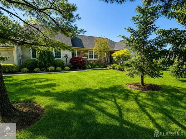 67 Yorkshire Dr, Monroe Township, NJ 08831
