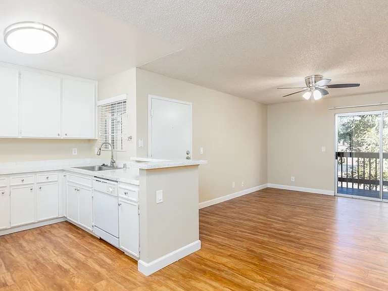 Willow Creek Apartments — Photo 1