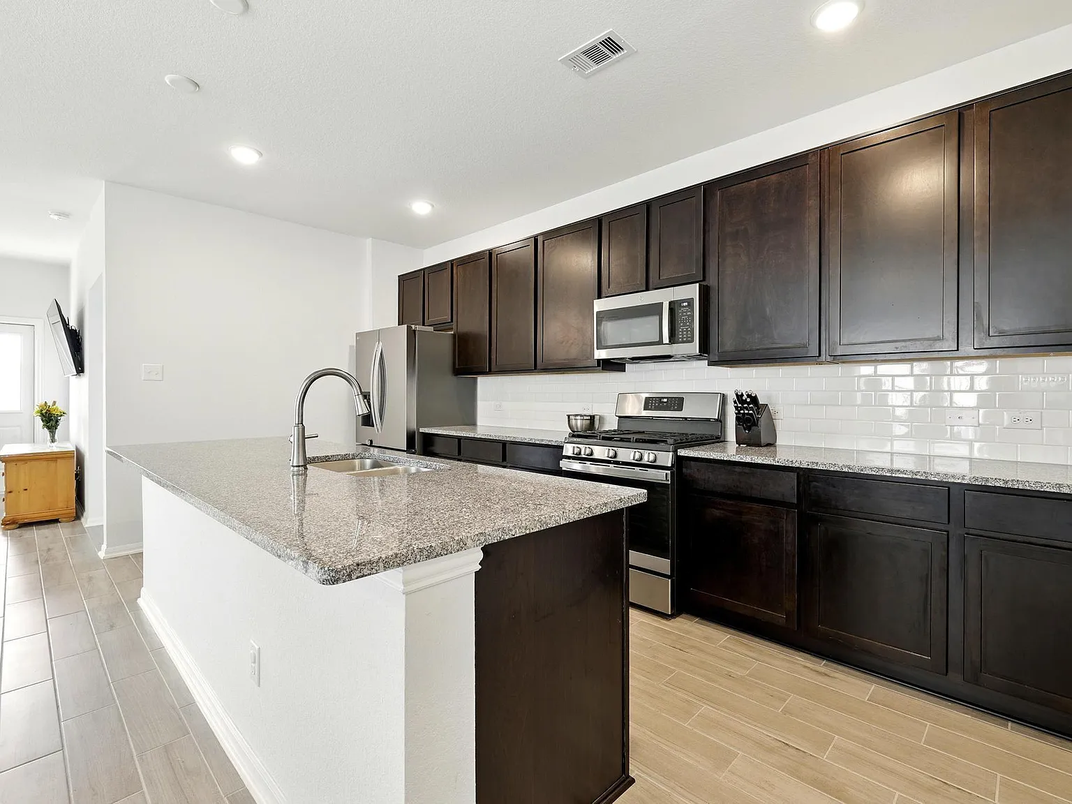 4 bed, 2.0 bath, 1877 sqft, $2,795 — Photo 4