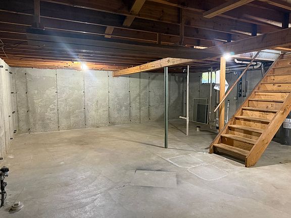 4th image of 1012 Sunset Ln