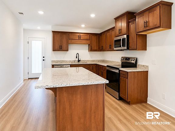 4th image of 2036 W Union Ave