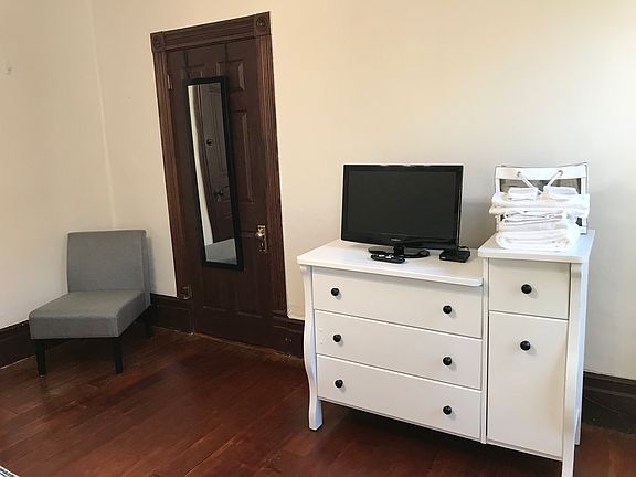 5th image of 920 Bath St
