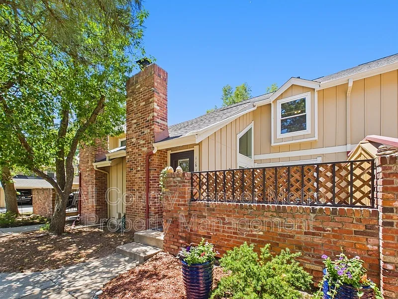3 bed, 2.5 bath, 1875 sqft, $3,295 — Photo 3