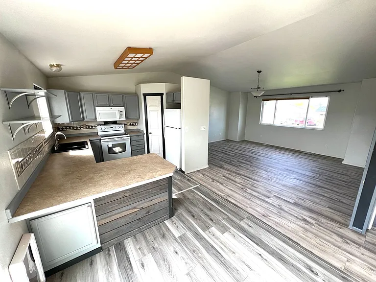 803 E Groschell St — Photo 11
