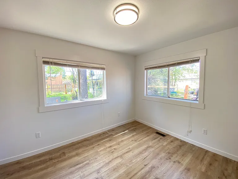 1501 S Grant Ave — Photo 15