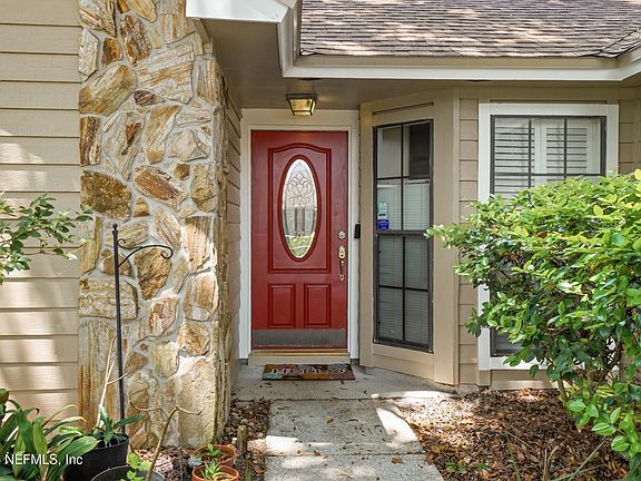 3rd image of 1586 CRABAPPLE COVE Court