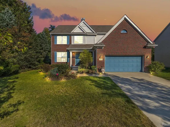 5080 White Tail Ct, Commerce Township, MI 48382
