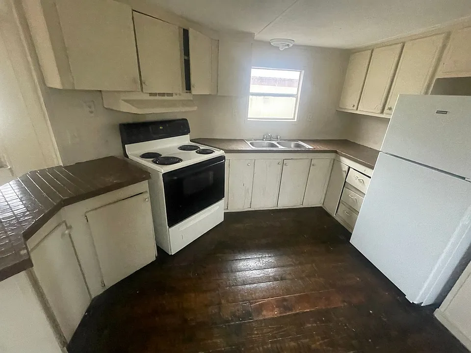 $950 monthly or $275- weekly Rent