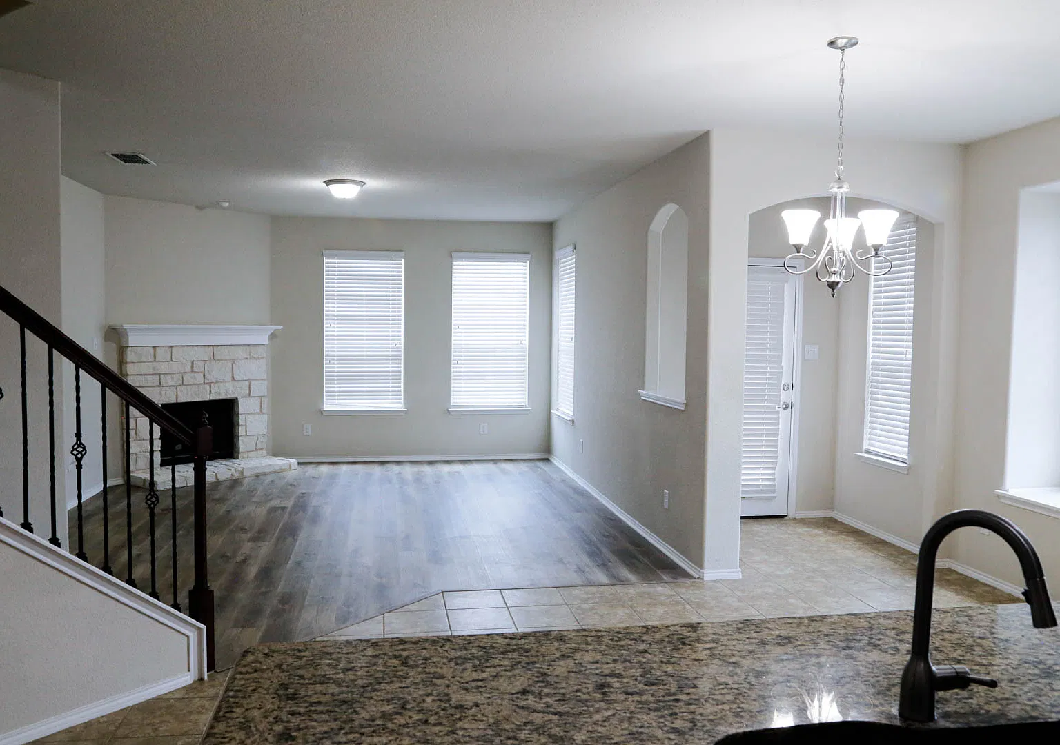 5 bed, 3.5 bath, 4007 sqft, $3,400 — Photo 2