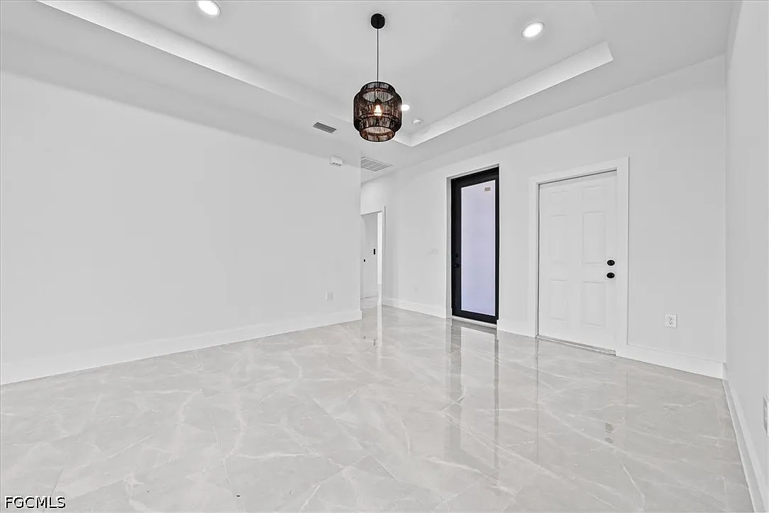 3 bed, 2.0 bath, 1300 sqft, $1,800 — Photo 3