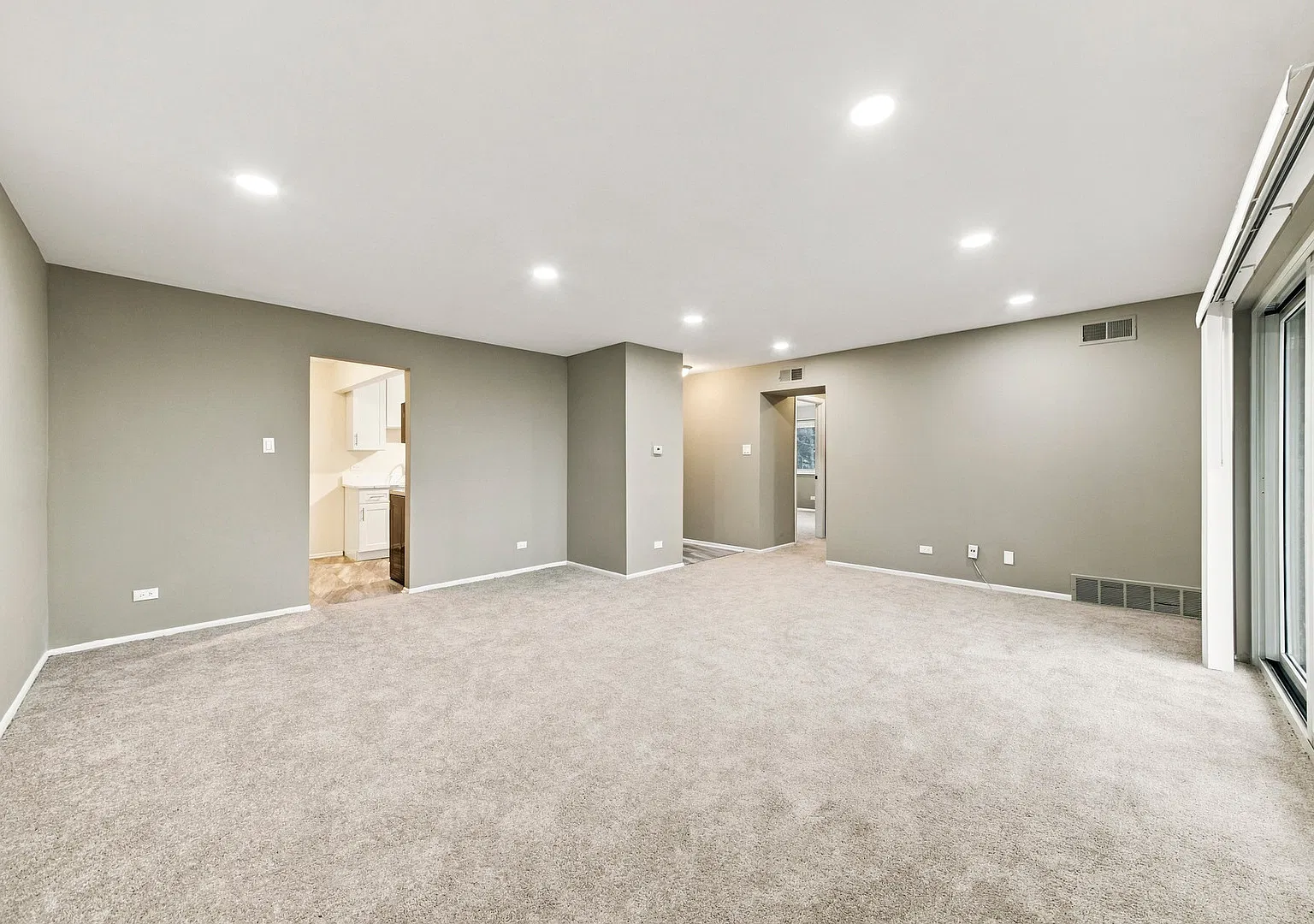 2 bed, 1100 sqft, $1,999 — Photo 4