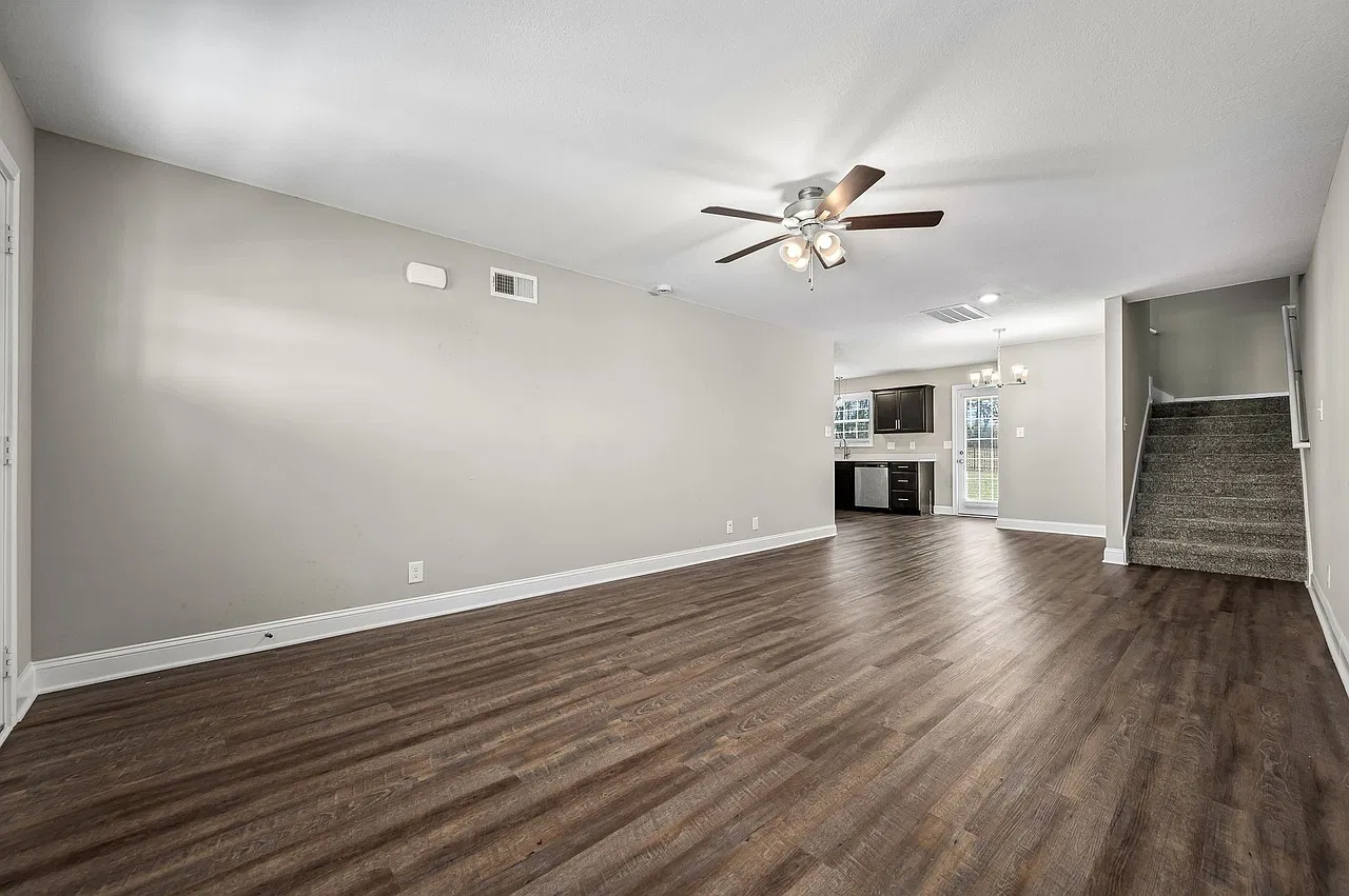 3 bed, 2.5 bath, 1758 sqft, $2,100 — Photo 2