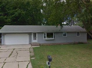 1320 Sunray Ln, Green Bay, WI 54313