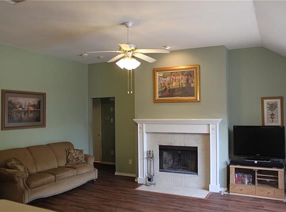 3rd image of 1054 Suffolk Ln