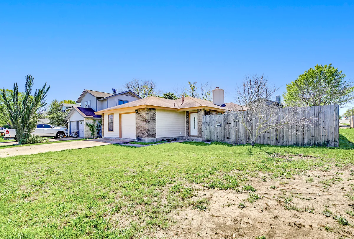 Corner view - 5301 Teri Rd
