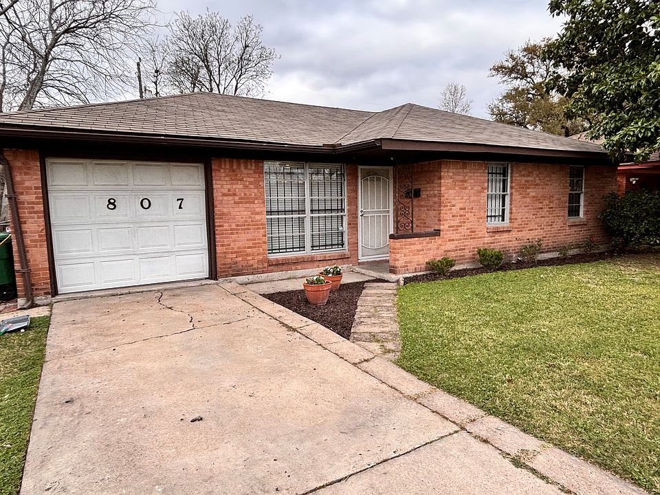 Front with single car garage