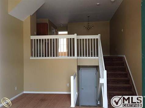 LIVING ROOM.JPG