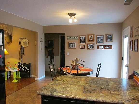 4th image of 335 Sunny Valley Ln