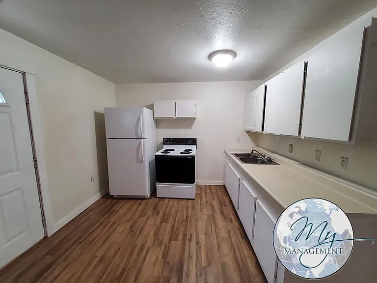 Beautiful location right on the river and adjacent to the City Park — Photo 17