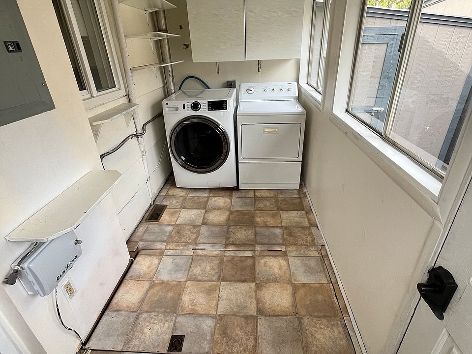 Entryway into the mudroom/laundry room