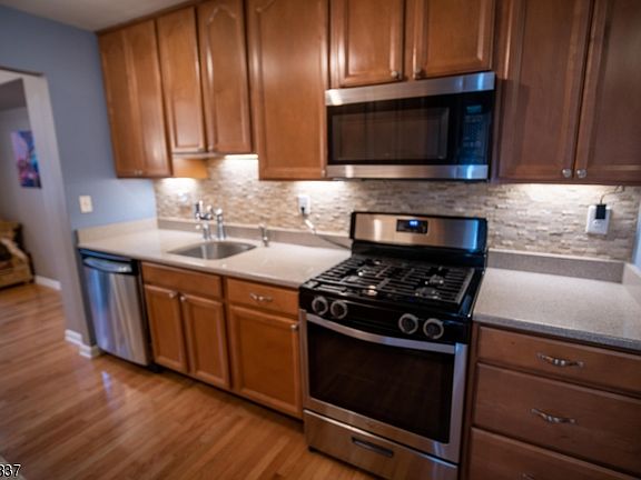 4th image of 40 Bayberry Dr