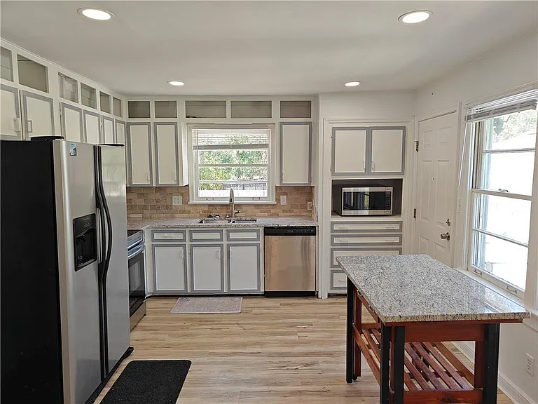 810 Wesleyan Dr — Photo 3