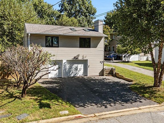 4th image of 906 Jackson St